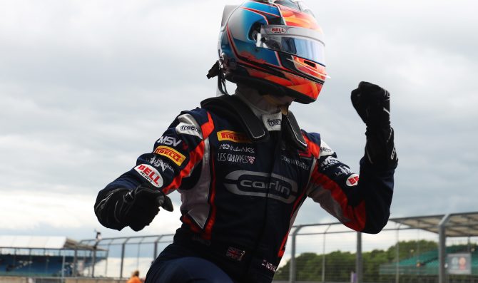 Silverstone, Novalak storms to victory