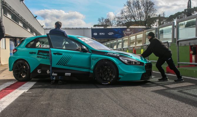Jelmini in pista a Vallelunga