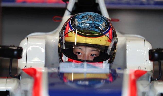 Han Chenyu firma con AKM