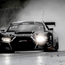Tomita/Van der Linde win in changing conditions