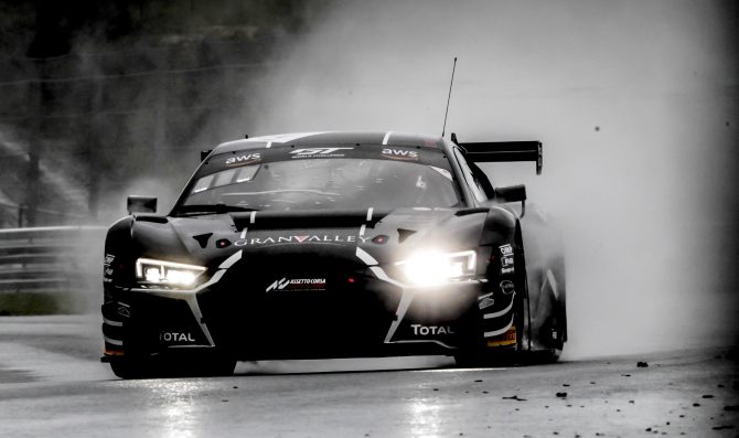 Tomita/Van der Linde win in changing conditions