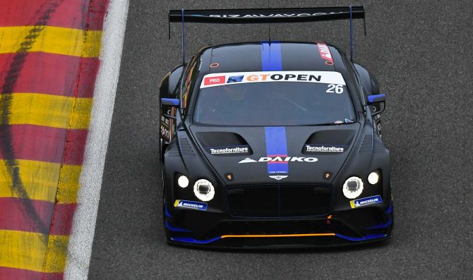Spa: col freddo vola la Bentley