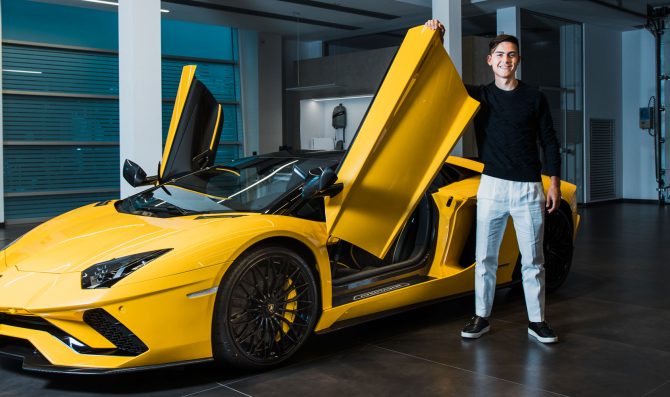 Dybala festeggia con una Aventador